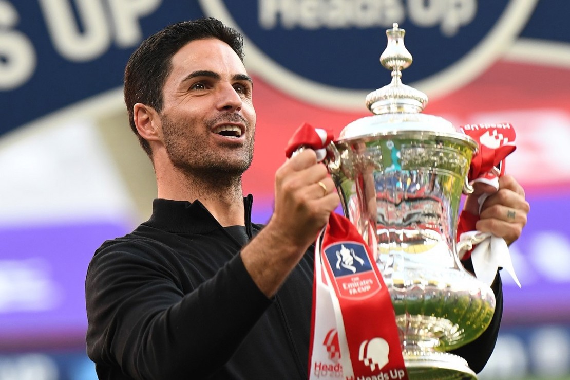 Mikel Arteta lifting Emirates Cup 